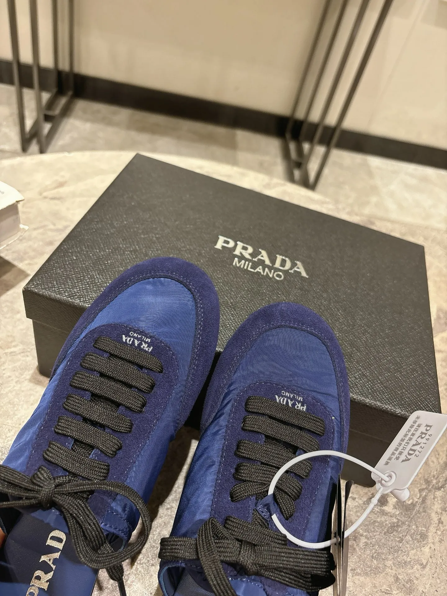 👟👟Ex-factory price 502👟👟 Prada Prada spring and summer show thin-soled moral training shoes for women. The 25ss show style item with the highest export rate. The suede upper has a texture, and the inner sheepskin is wrapped. It is soft and waxy. The insole is thickened with lambskin. It is extremely comfortable to step on, has a sense of support, and feels well wrapped. The shoe shape is full of wrapping, light, easy to wear and practical, a casual shoe, original molded rubber outsole Size: 35-39 (40 41 customized, non-refundable)